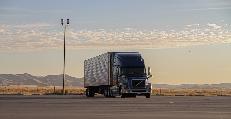 Cuatro mitos sobre conducir cerca de camiones