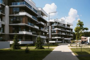 ¿Qué tipo de abogado necesito para demandar a un complejo de apartamentos?